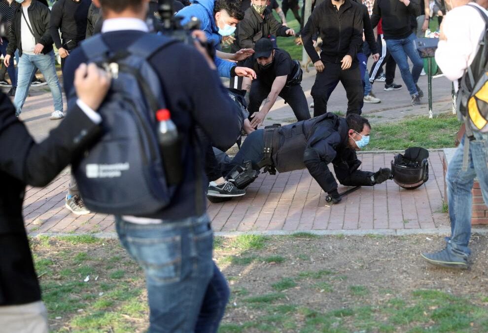 Detenido el joven que pateó a un policía en los disturbios del mitin de Vox en Vallecas