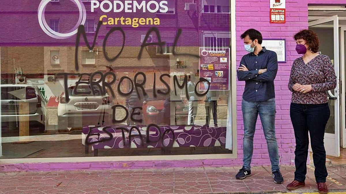 La Policía no descarta el «ataque autoinfligido» sobre la sede de Podemos en Cartagena