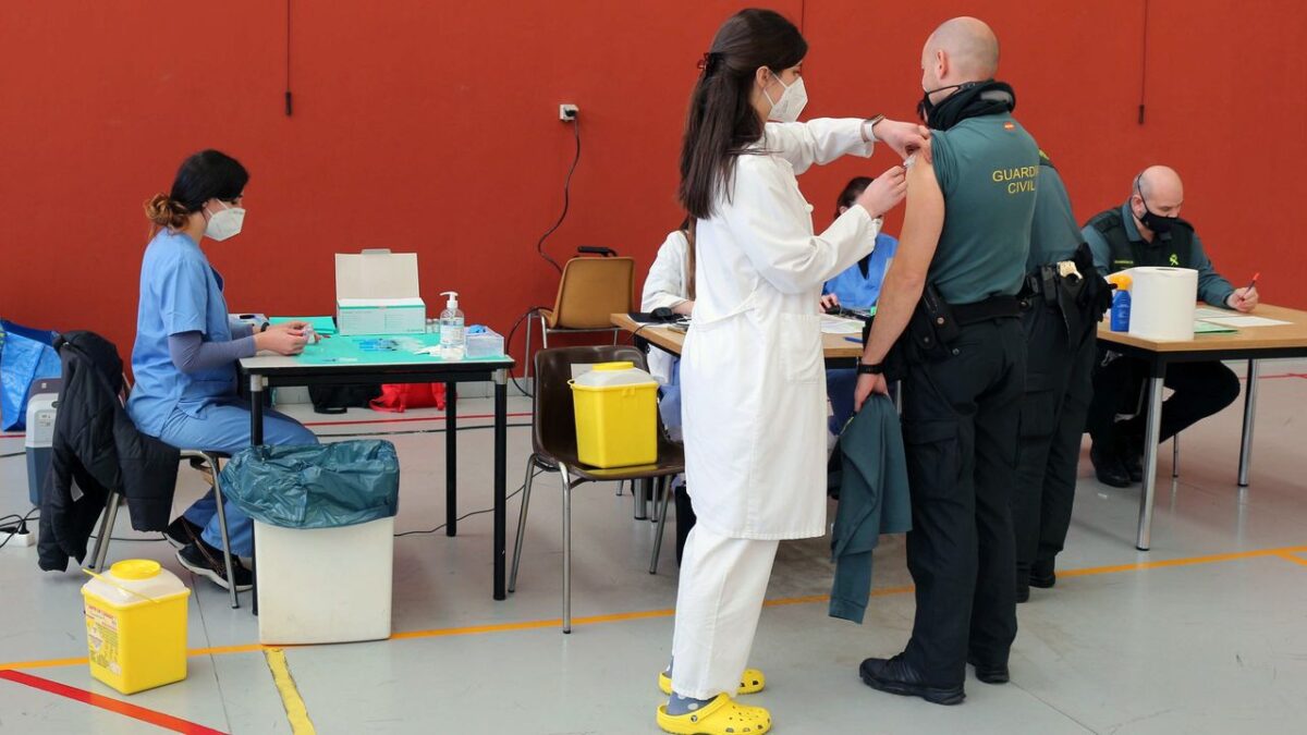 Cataluña retomará el lunes la vacunación a la Guardia Civil y Policía tras la petición del TSJC