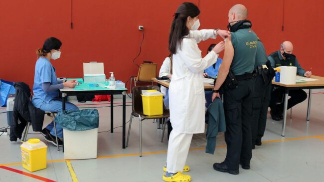 Solo 300 agentes vacunados: policías y guardias civiles denuncian estar abandonados en Cataluña y piden ayuda