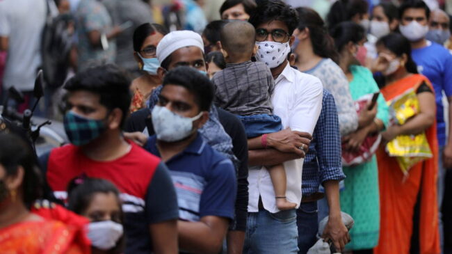 La India registra 326.098 nuevos casos de coronavirus, el número más bajo de infecciones en tres semanas