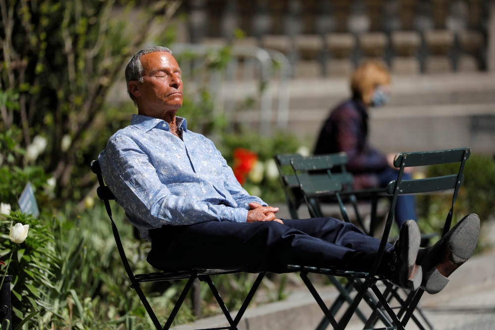 Estados Unidos permite a los vacunados no llevar mascarilla al aire libre