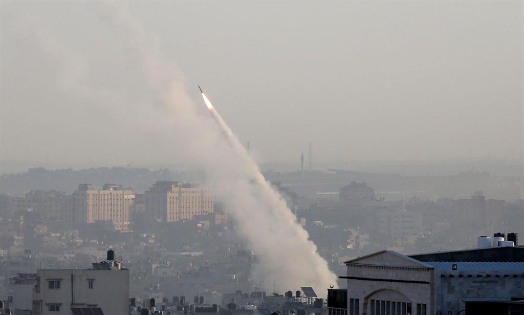 Israel bombardea objetivos de Hamás en Gaza como represalia al lanzamiento de cohetes