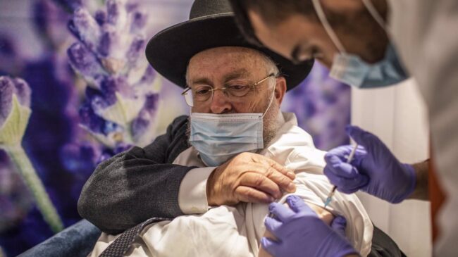 Israel arranca la vacunación a mayores de 60 años con la tercera dosis