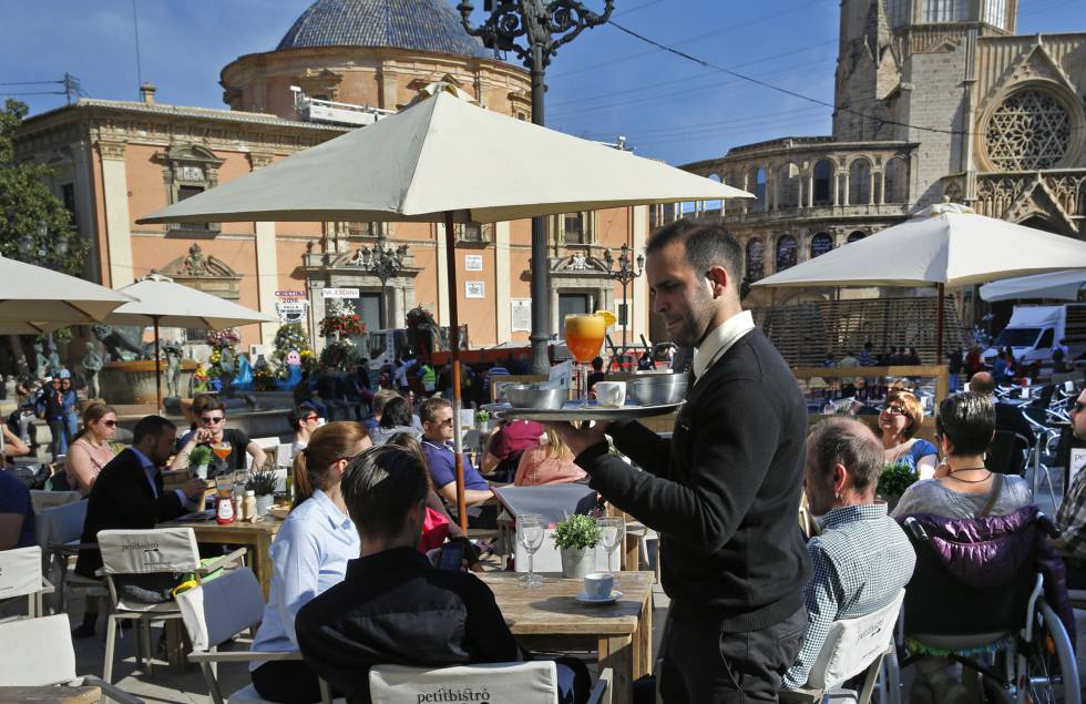 La Comunidad Valenciana amplía a 6 las personas en reuniones y en mesas de bares