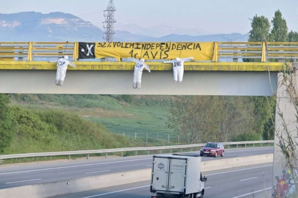 Aparecen muñecos ahorcados de ERC, Junts y la CUP para reclamar la independencia