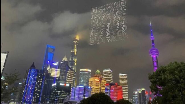 (VÍDEO) La realidad supera la ficción en China: cientos de drones protagonizan un espectáculo en el cielo de Shanghái