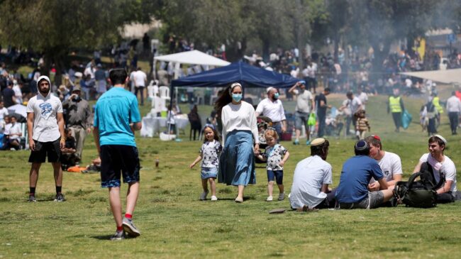 Los israelíes ya no deberán usar mascarilla al aire libre a partir del domingo