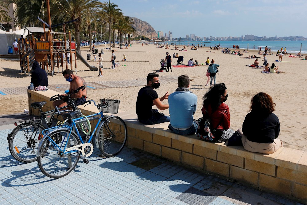 Sanidad propone usar mascarilla en la playa solo para pasear o cuando no haya distancia