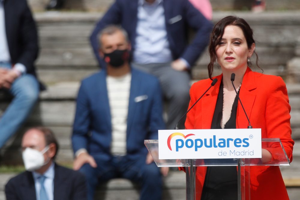 Un sondeo da a Ayuso la victoria con 61-62 diputados