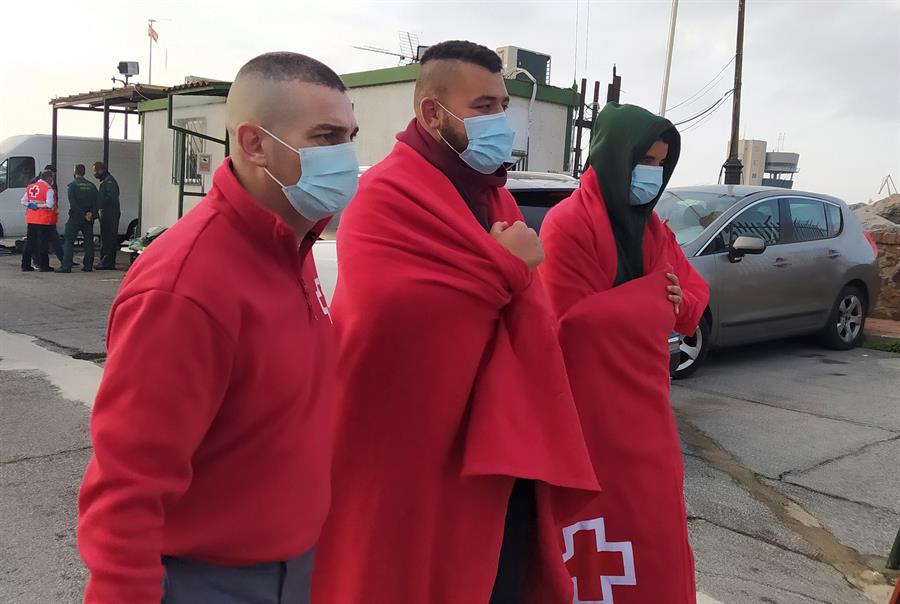 Unos 100 inmigrantes acceden a Ceuta a nado desde Marruecos