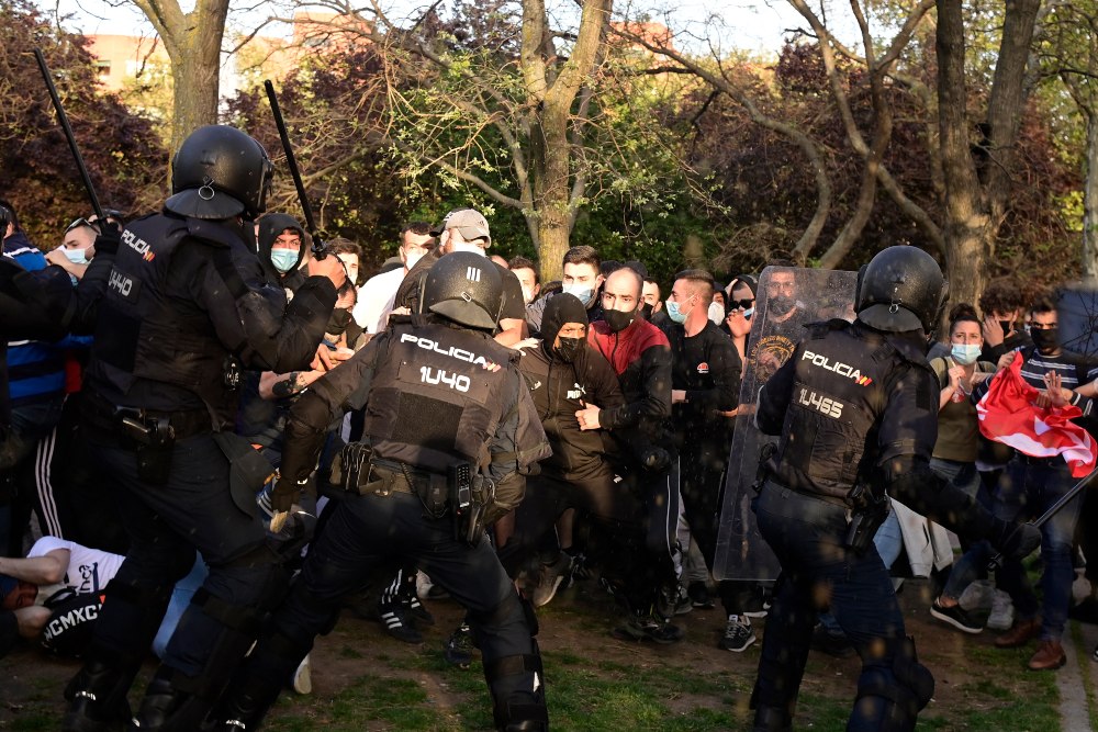 Vallecas recibe a Vox con violencia y cargas policiales