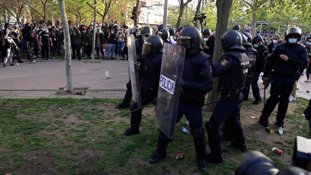 Rufián manipula un vídeo para culpar a la policía del lanzamiento de piedras en Vallecas