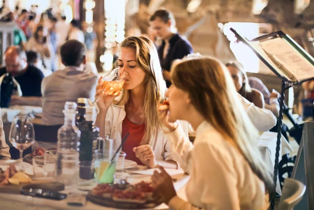 Velada, la app con la que elegir restaurante al estilo Tinder