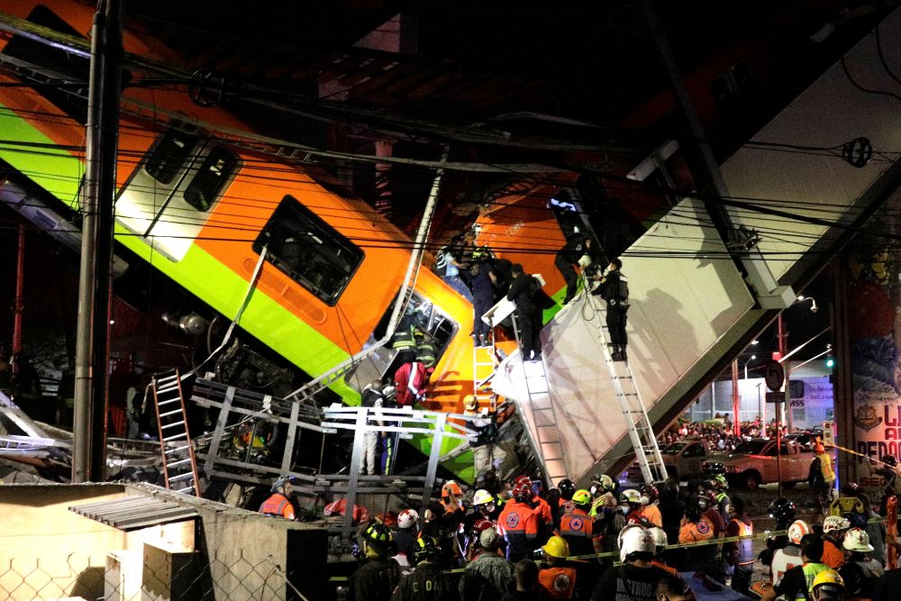 Al menos 23 muertos y 70 heridos al desplomarse un puente del metro en Ciudad de México