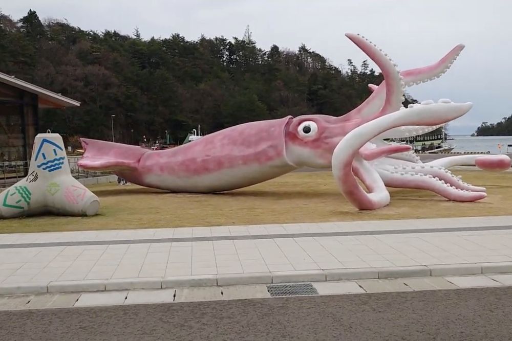 Un pueblo japonés se gasta el dinero del coronavirus en una estatua de un calamar