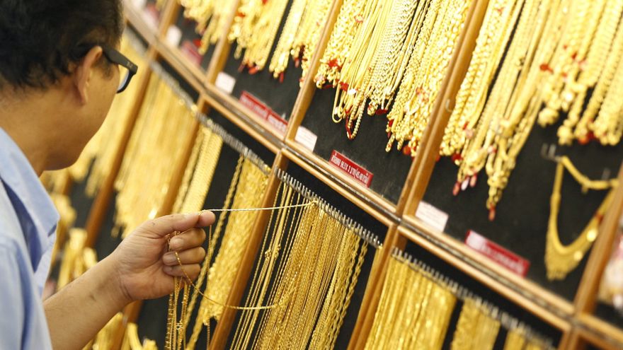 El precio del oro supera los 1.900 dólares y alcanza máximos desde enero