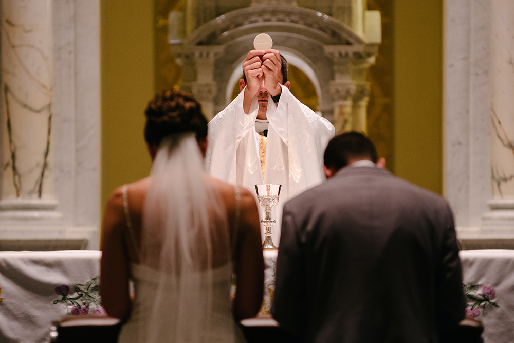 Los matrimonios por la Iglesia caen casi un 30% en cinco años