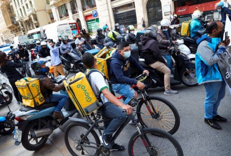 El Gobierno aprueba la ley de los 'riders', que regula el trabajo de los repartidores a domicilio