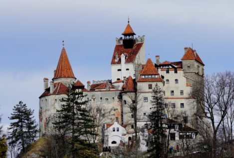 El castillo del Conde Drácula en Rumanía ofrece un pinchazo de Pfizer como 'souvenir'