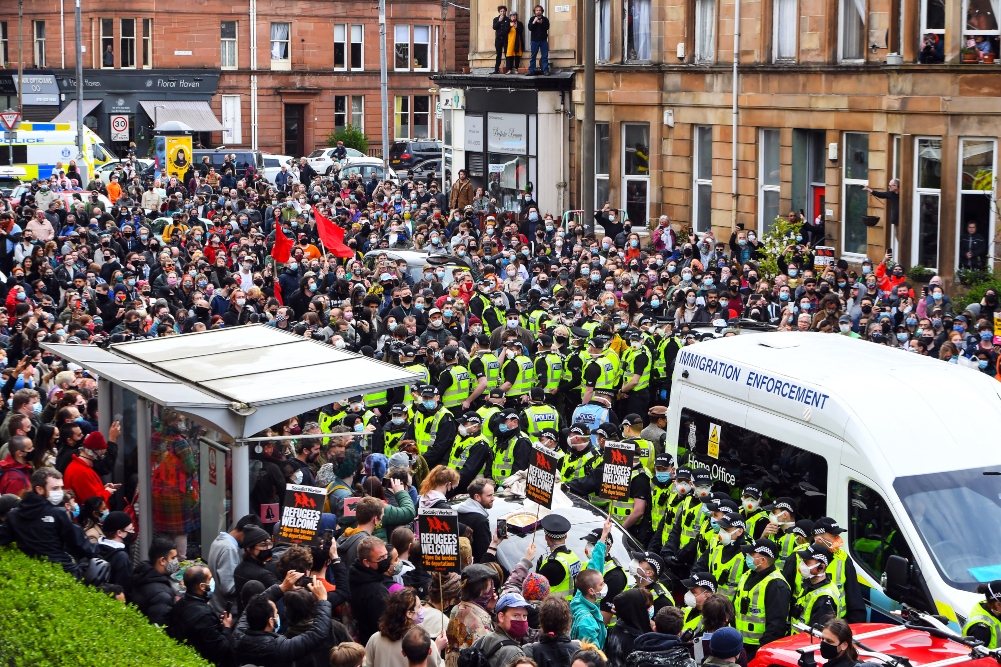 Las protestas de todo un vecindario evitan la deportación de dos inmigrantes en Glasgow