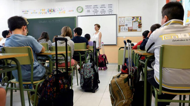 Vox propone que se escuche el himno de España y que se coloque una fotografía del Rey en las escuelas públicas de Murcia