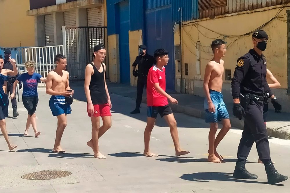 Varias unidades del Ejército de Tierra se despliegan por Ceuta tras la entrada de 6.000 inmigrantes
