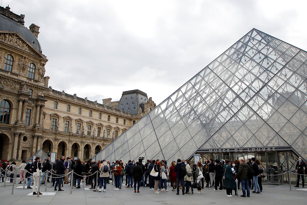 Los franceses regresan a cafés, cines y museos tras seis meses de cierre