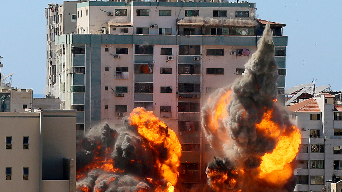 (VÍDEO) Polémica por el bombardeo de Israel a un edificio que albergaba periodistas en Gaza