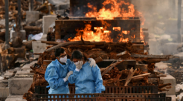 India suma menos de 300.000 contagios por primera vez en 25 días, aunque sigue registrando más de 4.000 muertes diarias