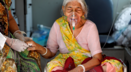 La India registra un nuevo récord de muertes por COVID en plena bajada de casos