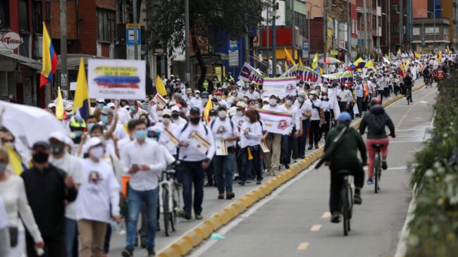 Una marea blanca toma las calles de Colombia para condenar las protestas violentas
