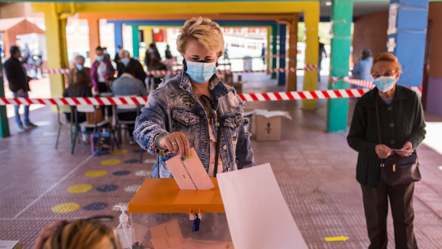 Cierran los colegios en una jornada sin incidentes y con gran participación