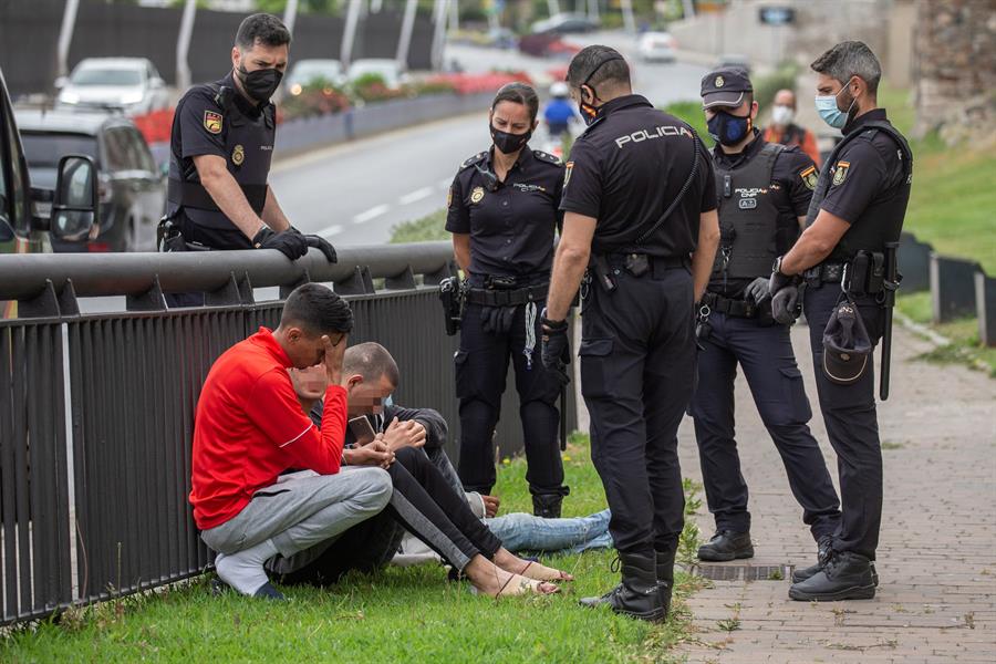 Un inmigrante muere tras caer al vacío cuando intentaba acceder al puerto de Ceuta