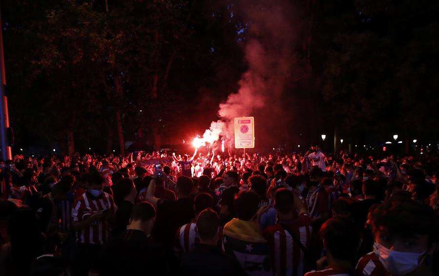 Un chico de 14 años muere mientras festejaba la victoria del Atlético al golpearse la cabeza