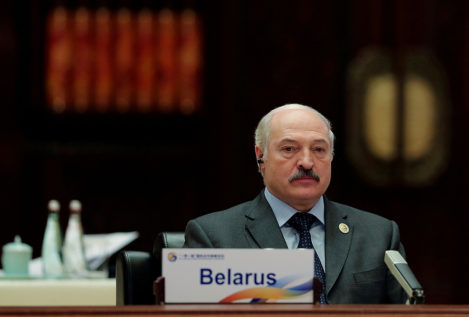 Acusan a Bielorrusia de desviar el avión en el que viajaba el periodista Roman Protasevich para detenerlo