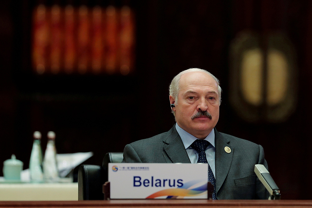 Acusan a Bielorrusia de desviar el avión en el que viajaba el periodista Roman Protasevich para detenerlo
