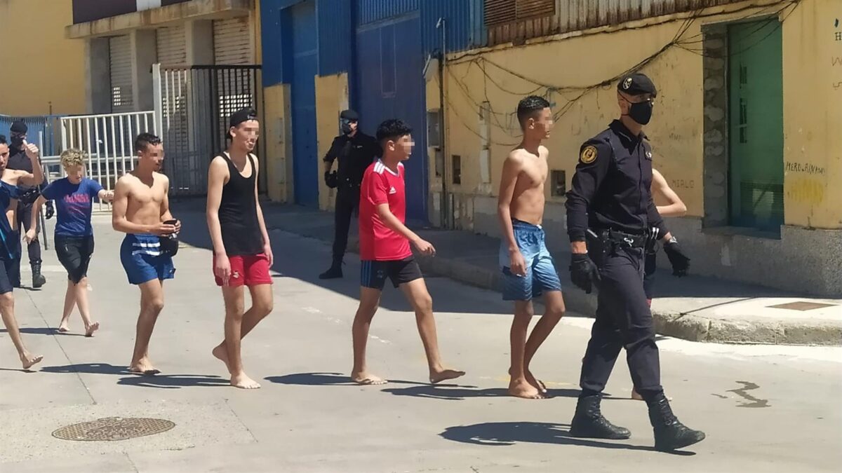 Un juzgado suspende las repatriaciones de 9 menores no acompañados desde Ceuta a Marruecos