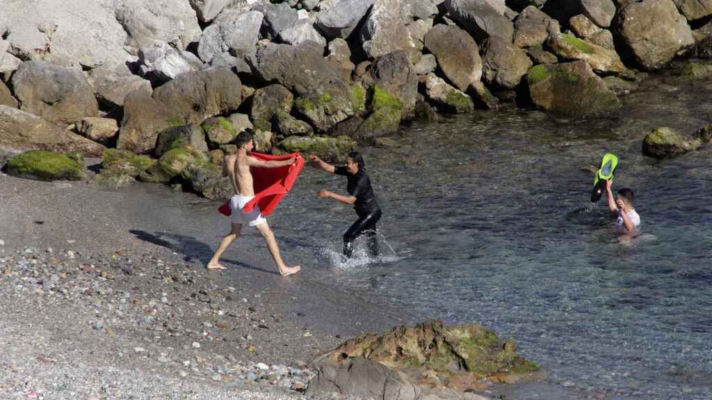(VÍDEO) Alrededor de mil inmigrantes llegan a Ceuta a nado, 300 de ellos niños