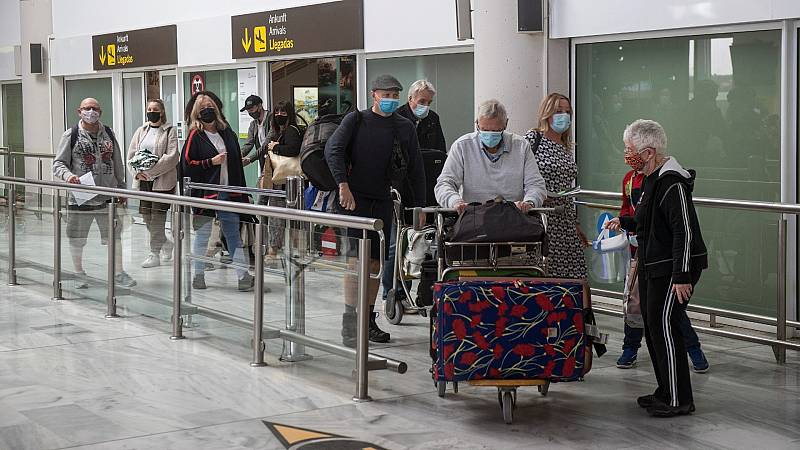 El Gobierno británico pide a sus ciudadanos que no viajen a España