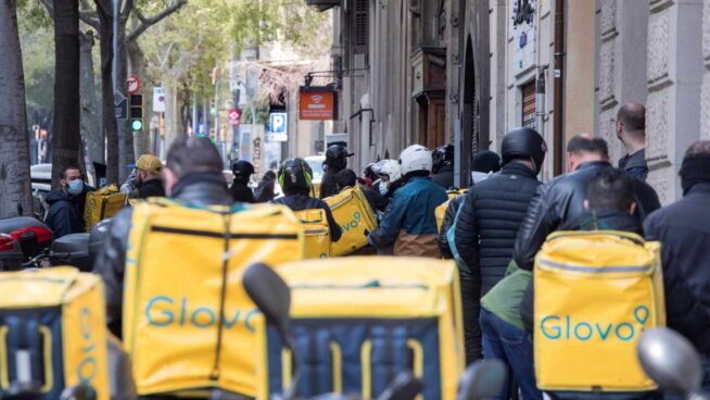 Trabajo multa con 79 millones a Glovo por incumplir la Ley Rider tras mantener a 10.600 trabajadores como "falsos autónomos"