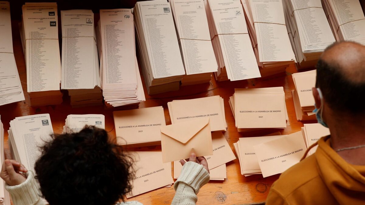 Las largas colas para votar en Madrid se repiten durante la tarde
