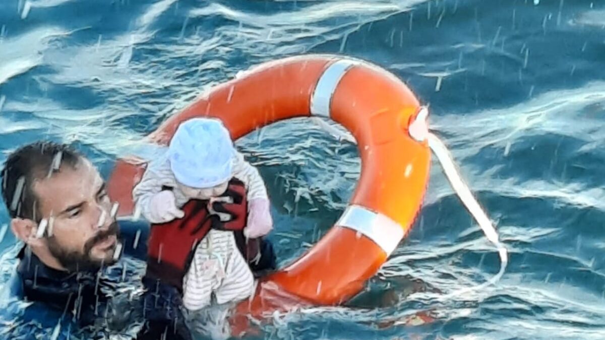 Estos son todos los bulos que circulan sobre la foto del guardia civil y el bebé rescatado en Ceuta