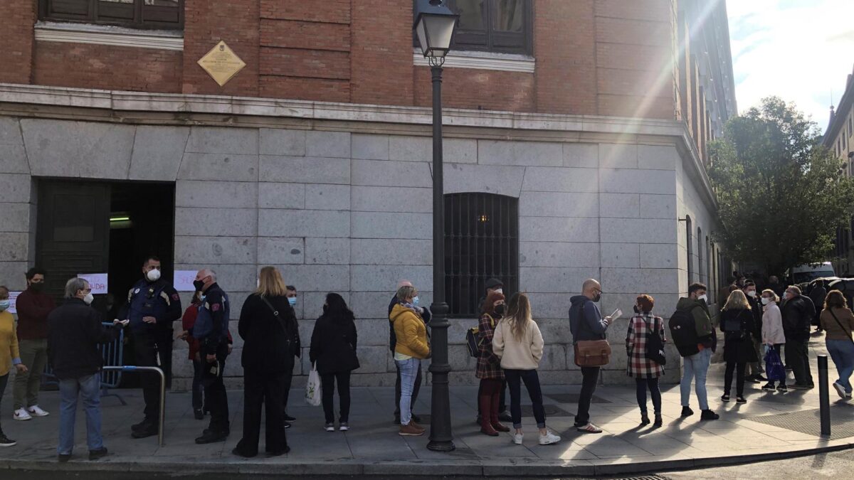 Largas colas en los colegios electorales de Madrid para votar a primera hora