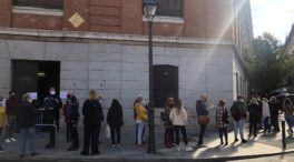 Largas colas en los colegios electorales de Madrid para votar a primera hora