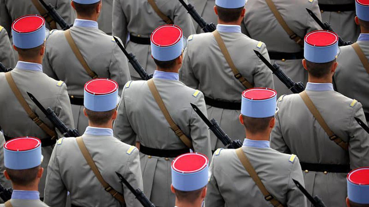 Militares franceses escriben otra carta al Gobierno advirtiendo del peligro del «islamismo y las hordas de los suburbios»