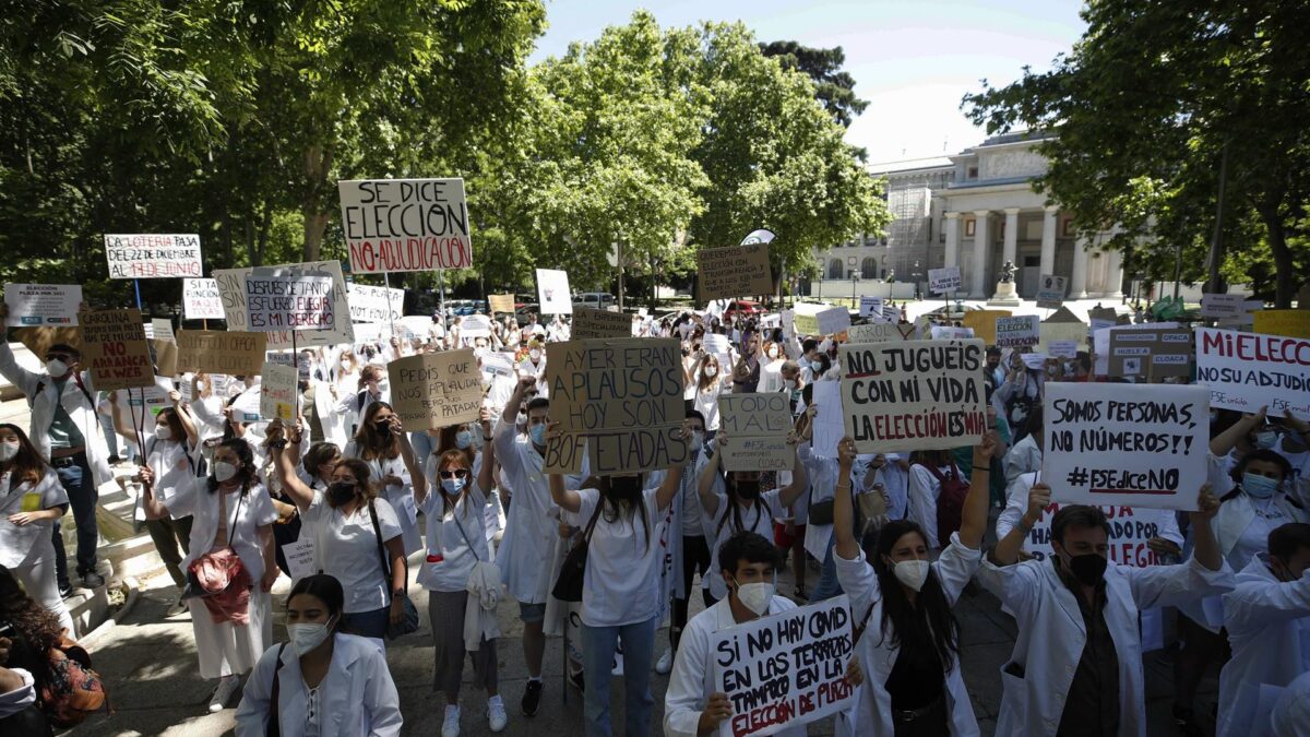 Los MIR protestan ante el Ministerio de Sanidad por el nuevo sistema de elección de plaza