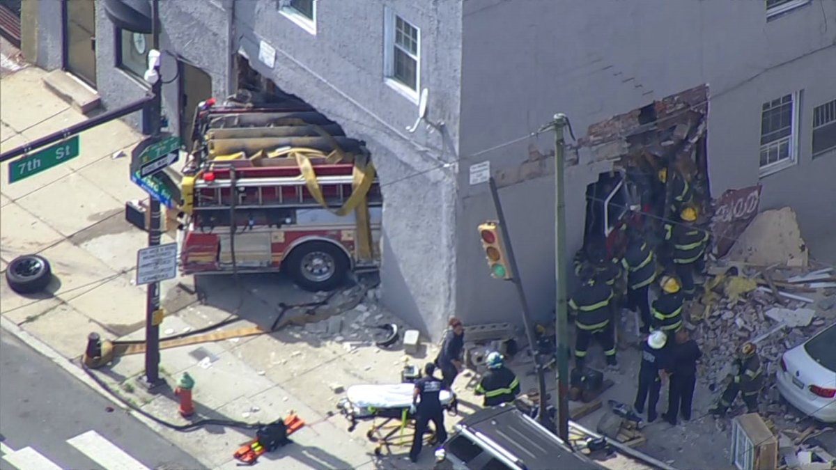Un camión de bomberos acaba empotrado en un edificio tras un choque en Filadelfia