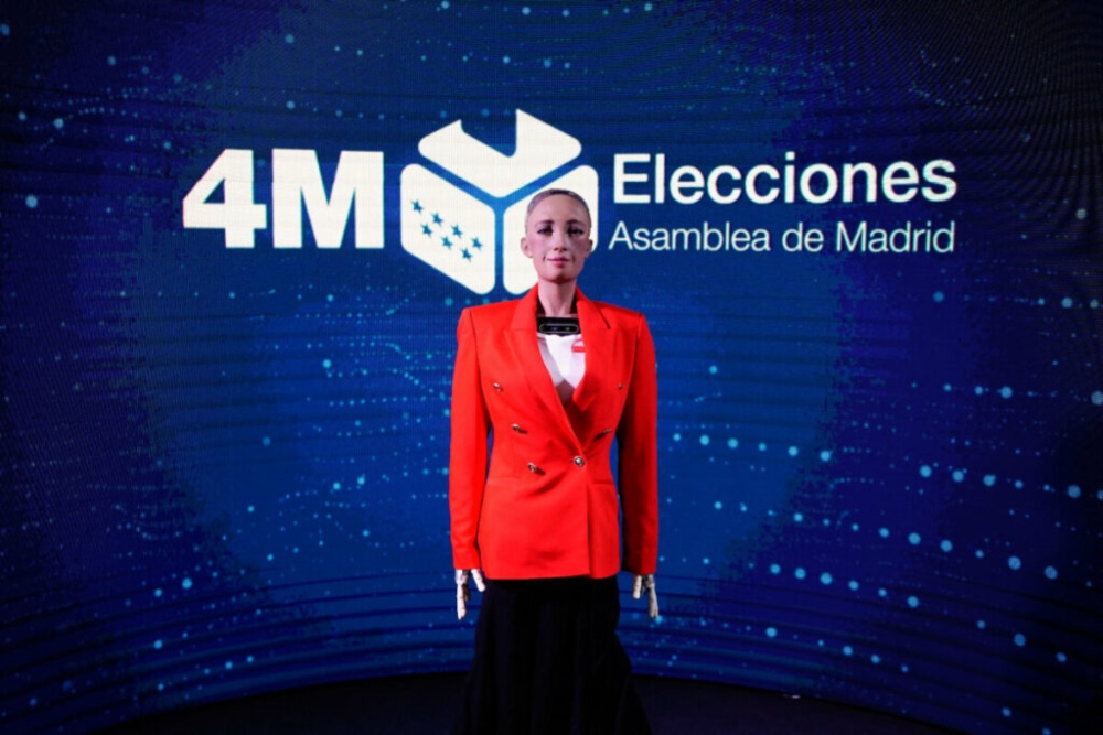 Ayuso ficha a Sophia, el robot humanoide que tuvo una cita con Will Smith, para el recuento de votos