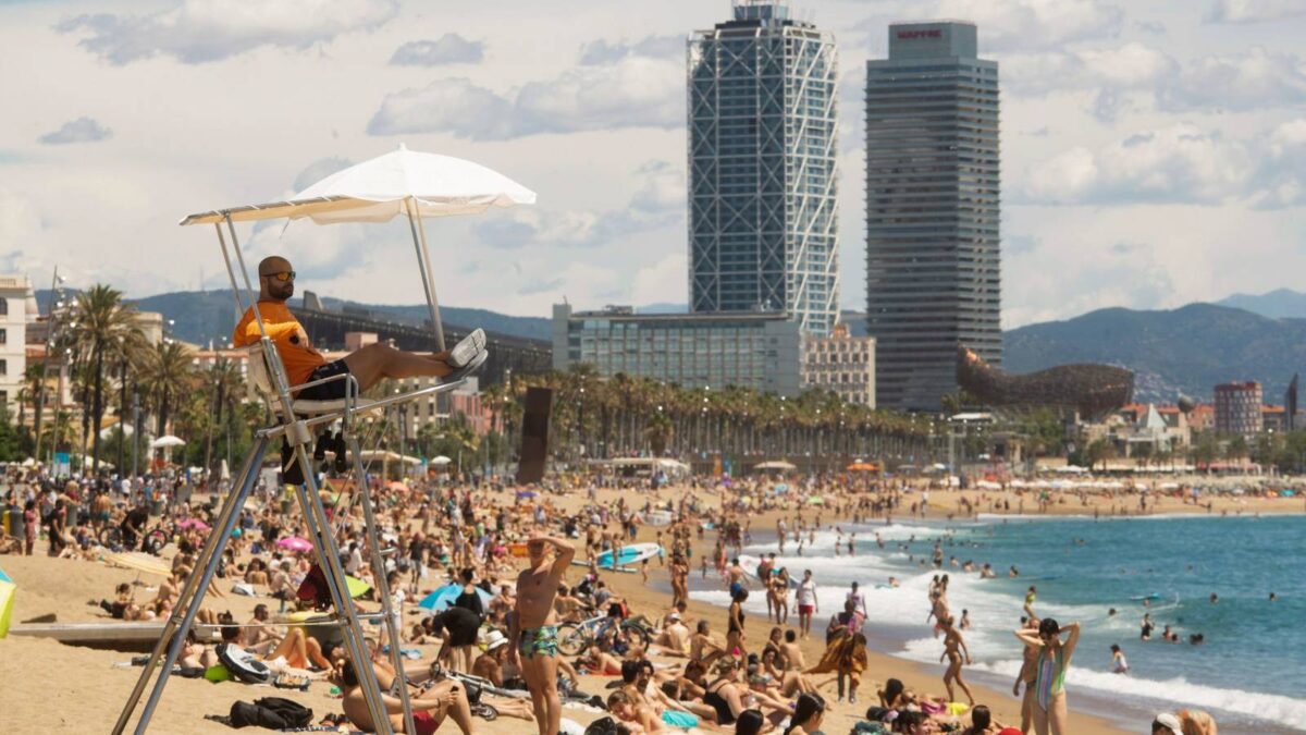 Barcelona prohíbe fumar en cuatro playas desde este sábado